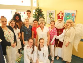 Společné foto s personálem dětského oddělení.