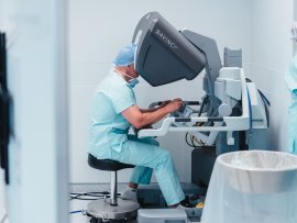 Operatér u robotické konzole