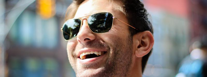 Sluneční brýle chrání náš zrak před UV zářením. Na jejich ceně nezáleží